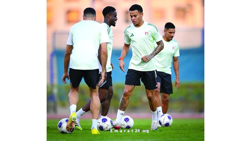 تعادل قطر وعمان يُحرج منتخب الإمارات ويفرض عليه ضغوطا متزايدة تعادل قطر وعمان يُحرج منتخب الإمارات ويفرض عليه ضغوطا متزايدة