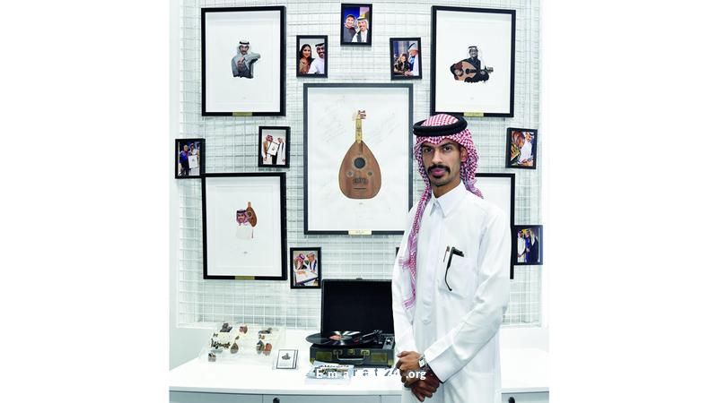 سالم الحامد يبدع بأعمال فنية بحجم كف اليد سالم الحامد يبدع بأعمال فنية بحجم كف اليد
