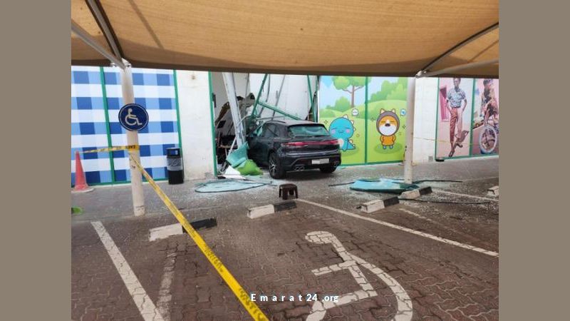 فوضى قيادة تؤدي لاقتحام متجر بمركبة في شارع الوصل