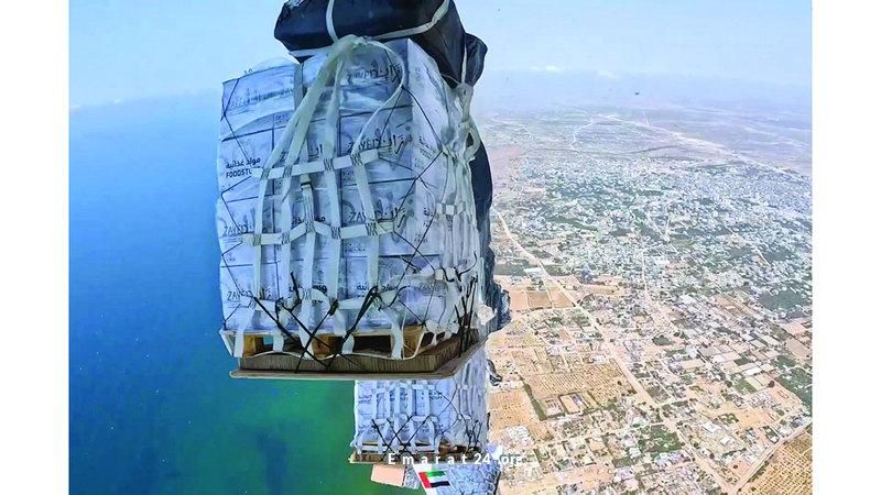 الإمارات تنفذ إنزالاً جوياً ضخمًا بالغذاء لغزة بحمولة 500 طن