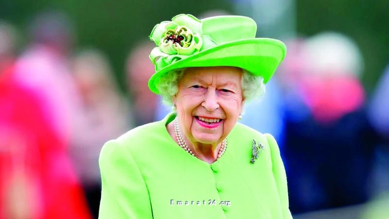 معرض يكشف عن إكسسوارات وفساتين الملكة إليزابيث الفاخرة