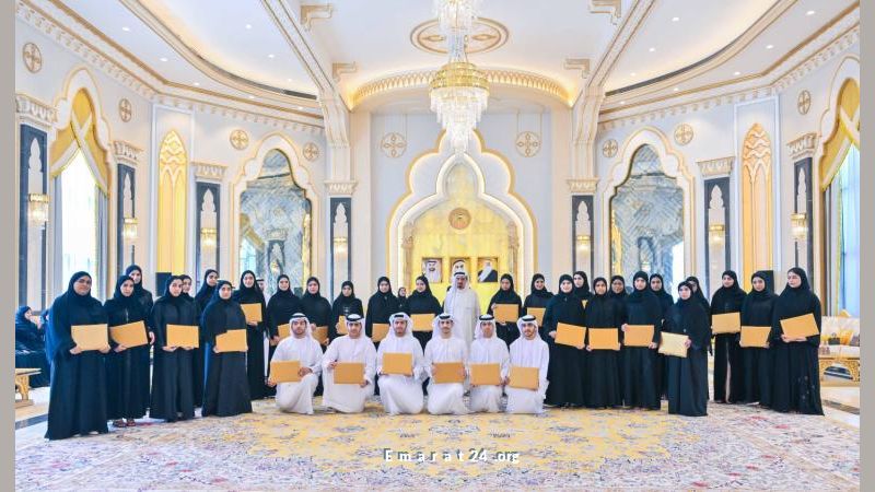 حاكم عجمان وولي عهده يكرمان أوائل الثانوية العامة بالإمارة