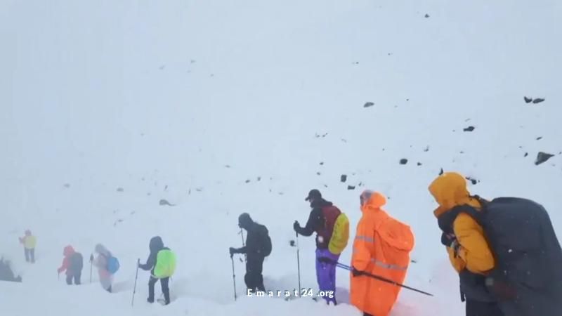 إنقاذ 350 سائحًا محاصرين بالثلوج في عاصفة جبل إيفرست
