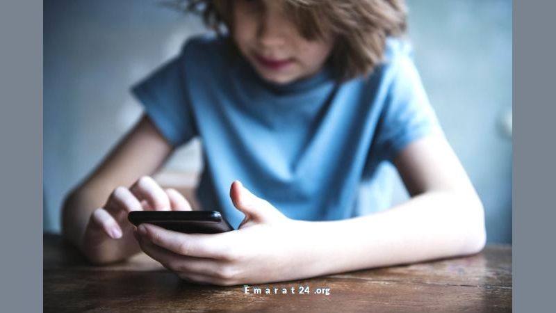 تحذير: امتلاك الأطفال لهاتف ذكي قبل 12 عاماً خطير