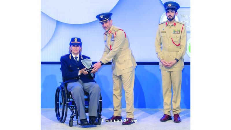 ضابطة إيطالية تشعل الإعجاب العالمي من قلب دبي ضابطة إيطالية تشعل الإعجاب العالمي من قلب دبي