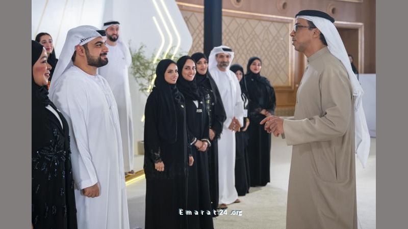 منصور بن زايد يقود اجتماع تنافسية الكوادر الإماراتية ويكرّم الفائزين بجائزة نافس