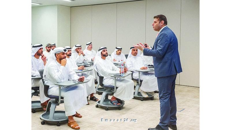 محمد بن راشد للإدارة الحكومية تعتمد نموذجاً تعليمياً هجيناً يجمع الرقمي والحضوري محمد بن راشد للإدارة الحكومية تعتمد نموذجاً تعليمياً هجيناً يجمع الرقمي والحضوري