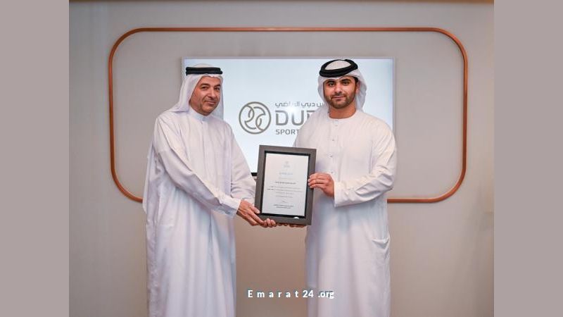 منصور بن محمد يكرّم مساعد الأمين العام لمجلس دبي الرياضي منصور بن محمد يكرّم مساعد الأمين العام لمجلس دبي الرياضي