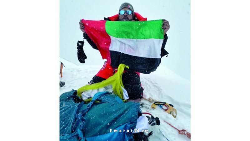 علم الإمارات يزين السماء على القمة الثالثة الأعلى عالميًا علم الإمارات يزين السماء على القمة الثالثة الأعلى عالميًا