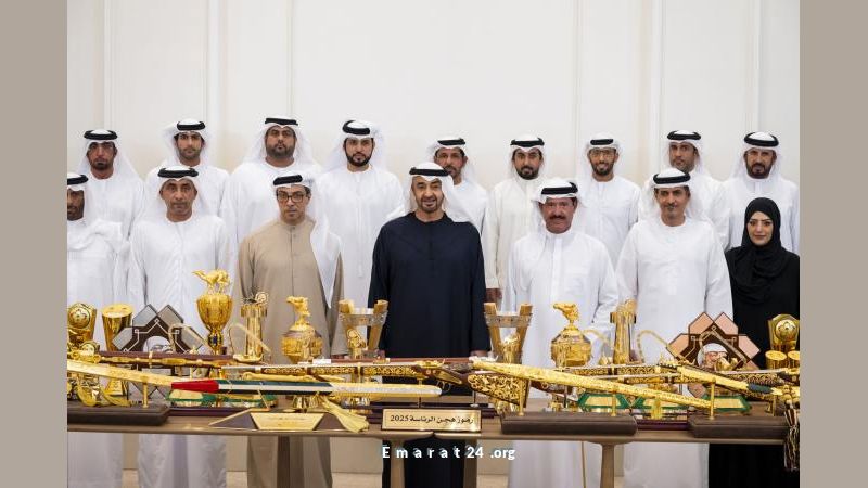 رئيس الدولة يرحب بفريق هجن الرئاسة في استقبال حافل