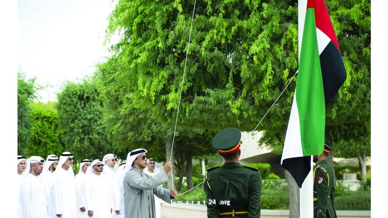 منصور بن زايد: يوم العلم يعكس فخرنا بمسيرة الاتحاد وإنجازات الإمارات