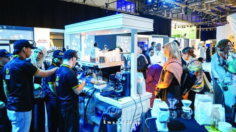 شباب متلازمة داون يرحبون بضيوف الاحتواء 2025 بالقهوة والمخبوزات