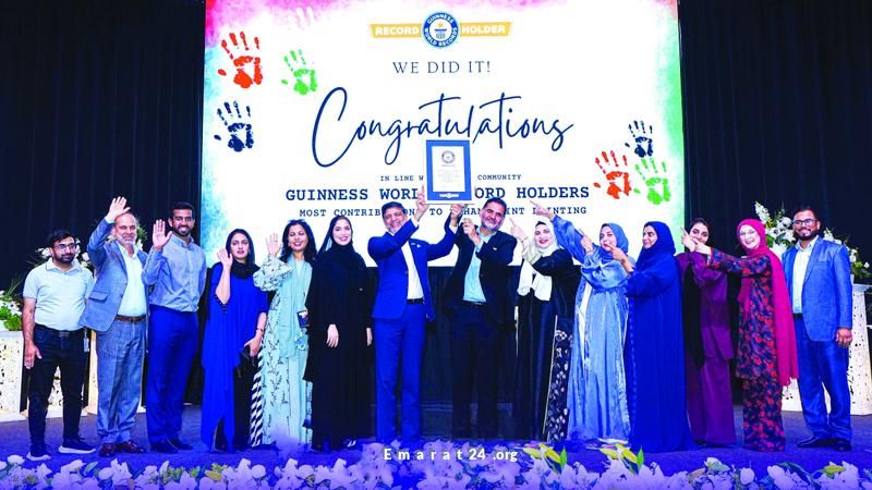 أكبر علم إماراتي مصنوع ببصمات الأيدي يسجل في غينيس أكبر علم إماراتي مصنوع ببصمات الأيدي يسجل في غينيس