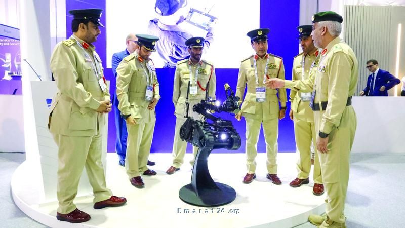 شرطة دبي تكشف عن روبوت جديد لتنفيذ المهام التكتيكية المتطورة شرطة دبي تكشف عن روبوت جديد لتنفيذ المهام التكتيكية المتطورة