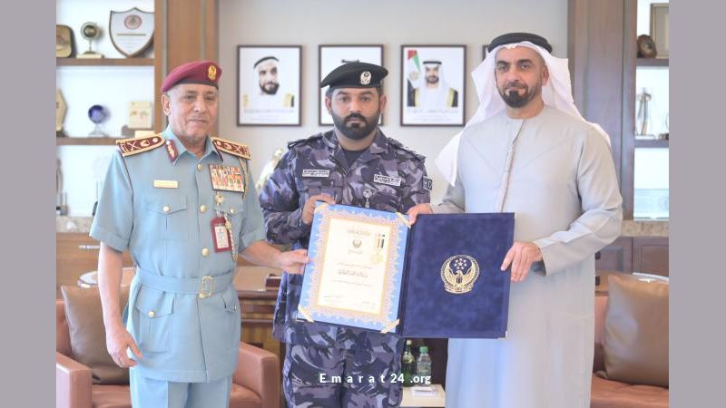 تكريم سيف بن زايد لشرطي رأس الخيمة لشجاعته البارزة تكريم سيف بن زايد لشرطي رأس الخيمة لشجاعته البارزة