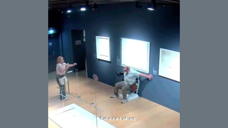 سائح يدمر تحفة فنية بمتحف إيطالي لالتقاط صورة سائح يدمر تحفة فنية بمتحف إيطالي لالتقاط صورة