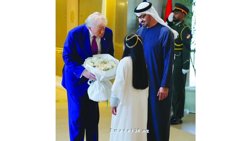 طفلة باقة الزهور تستقبل ترامب وتصفه بأعظم قائد في العالم طفلة باقة الزهور تستقبل ترامب وتصفه بأعظم قائد في العالم
