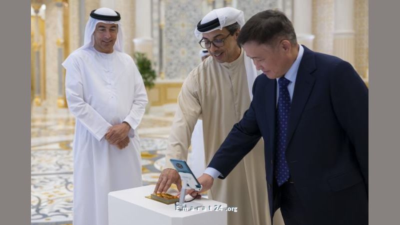 منصور بن زايد يطلق أول تجربة دفع رقمي مباشر بين الإمارات والصين