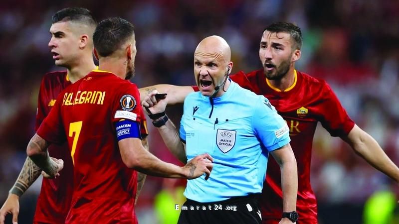 حكم بريطاني يبعد عائلته عن الملاعب لتفادي الإساءات