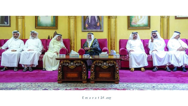 حاكم الشارقة يقدم واجب العزاء في رحيل الشيخ سلطان القاسمي