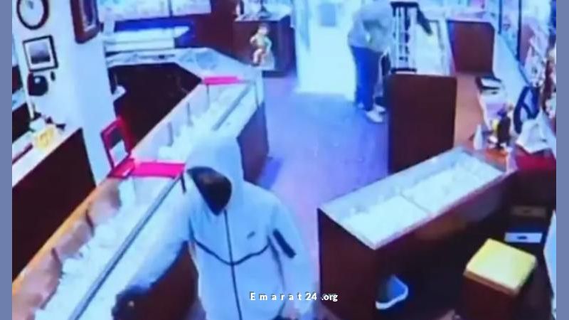 عملية سرقة مجوهرات بمليوني دولار خلال دقيقتين فقط (شاهد الفيديو)