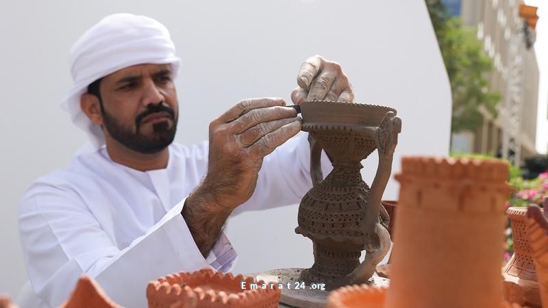 سعيد الشحي يحول الطين إلى قلاع وحصون بأصابع مبدعة