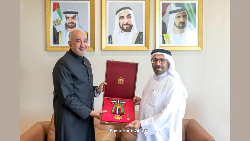 رئيس الدولة يكرم السفير الباكستاني بوسام زايد الثاني من الطبقة الأولى رئيس الدولة يكرم السفير الباكستاني بوسام زايد الثاني من الطبقة الأولى