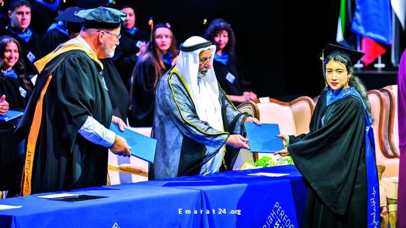 الشيخ القاسمي يكرم خريجي أكاديمية الشارقة للفنون في احتفال مميز الشيخ القاسمي يكرم خريجي أكاديمية الشارقة للفنون في احتفال مميز