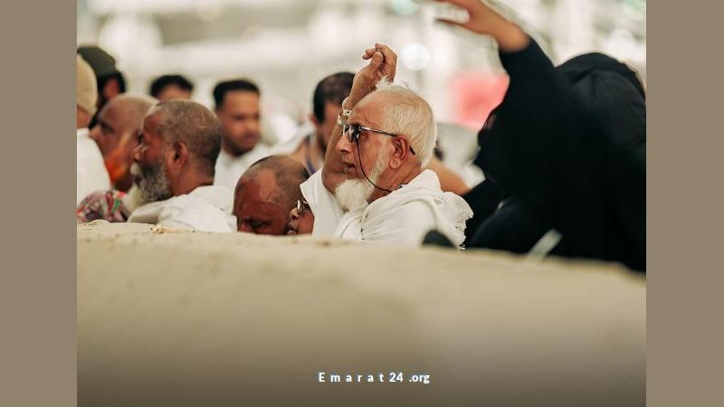 الحجاج يبدؤون رمي الجمرات الثلاث في أول أيام التشريق الحجاج يبدؤون رمي الجمرات الثلاث في أول أيام التشريق