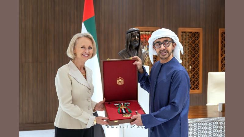 رئيس الدولة يكرم السفيرة الأميركية بوسام زايد الثاني الفئة الأولى رئيس الدولة يكرم السفيرة الأميركية بوسام زايد الثاني الفئة الأولى