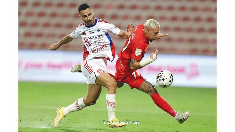 مواجهة مرتقبة: خورفكان يصطدم بهجوم شباب الأهلي المتألق