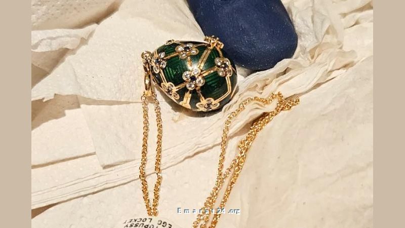 قلادة جيمس بوند تعود من معدة رجل في نيوزيلندا