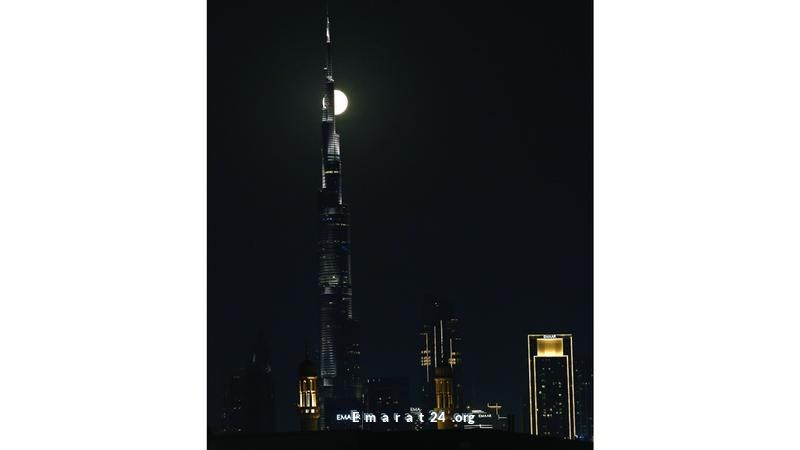82 دقيقة من روعة القمر الأحمر في سماء الإمارات 82 دقيقة من روعة القمر الأحمر في سماء الإمارات