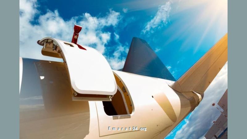 راكب يحاول فتح باب الطائرة بعد 9 ساعات من الرحلة راكب يحاول فتح باب الطائرة بعد 9 ساعات من الرحلة