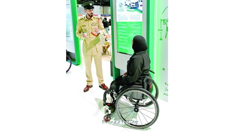 خدمات شرطة دبي الجديدة لدعم وتمكين أصحاب الهمم تتضمن مترجم صغير