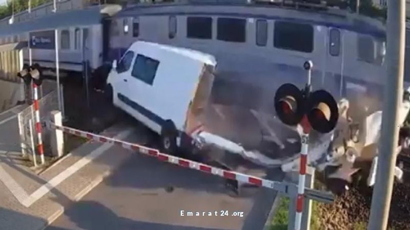 سائق ينجو من حادث قطار بأعجوبة - شاهد التفاصيل بالفيديو