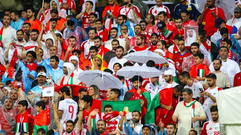 جماهير الشارقة تشكل لوحة فنية خلابة في ملعب بيشان جماهير الشارقة تشكل لوحة فنية خلابة في ملعب بيشان