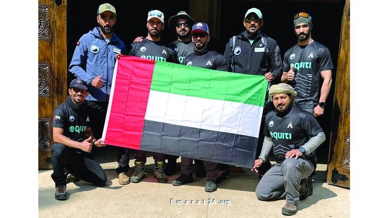 الإماراتيون يتسلقون كليمنجارو حاملين علم الوطن فوق إفريقيا الإماراتيون يتسلقون كليمنجارو حاملين علم الوطن فوق إفريقيا