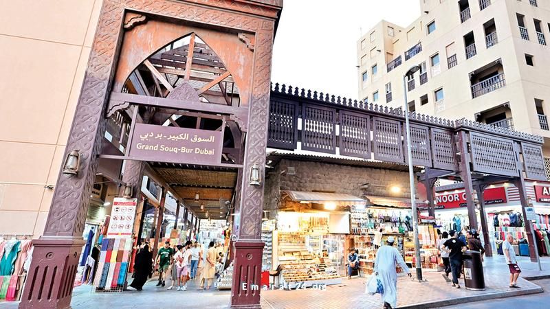 اكتشف الجمال الخفي في أزقة سوق دبي الكبير الضيقة