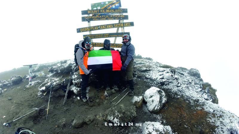 متعافٍ من الإدمان يتسلق قمة جبل إيفرست بنجاح