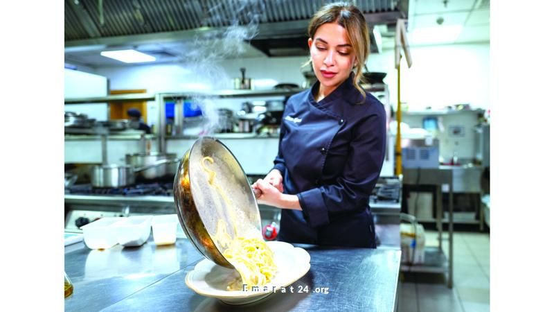 الفنانة الإماراتية حصة الجسمي تقدم إبداعات الطهي بطابع فريد الفنانة الإماراتية حصة الجسمي تقدم إبداعات الطهي بطابع فريد
