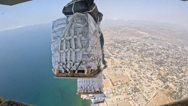 الإمارات تستمر في إسقاط المساعدات لغزة ضمن عملية إنسانية خاصة الإمارات تستمر في إسقاط المساعدات لغزة ضمن عملية إنسانية خاصة