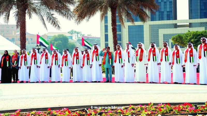 حاكم رأس الخيمة يرفع عَلَم الإمارات على كورنيش القواسم
