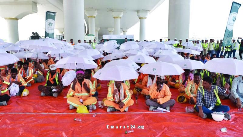 شرطة دبي تقوم بتوزيع مظلات لحماية 250 عامل من الشمس