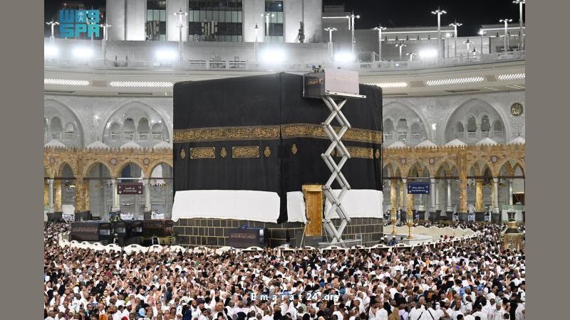 بداية العام الهجري: استبدال كسوة الكعبة في مكة بداية العام الهجري: استبدال كسوة الكعبة في مكة