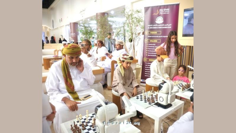 روبوت يذهل زوار معرض العين بتحديات شطرنج مبتكرة وذكية