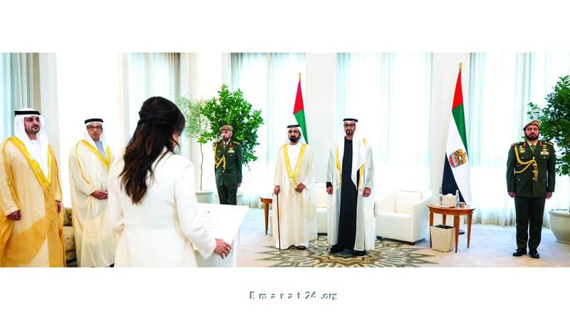 ثلاثة وزراء بحكومة الإمارات يؤدون اليمين أمام الرئيس ثلاثة وزراء بحكومة الإمارات يؤدون اليمين أمام الرئيس