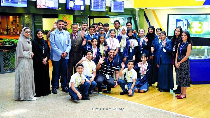مطار دبي يحتفي بأحد أوائل الزوار بختم دخول رسمي مطار دبي يحتفي بأحد أوائل الزوار بختم دخول رسمي