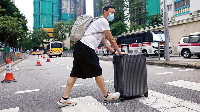 عودة السكان إلى المجمع المحترق في هونغ كونغ لجمع أغراضهم.