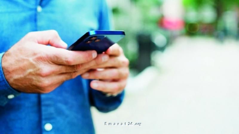 مشاة يستخدمون وسائل التواصل الاجتماعي خلال عبورهم للإشارات الضوئية